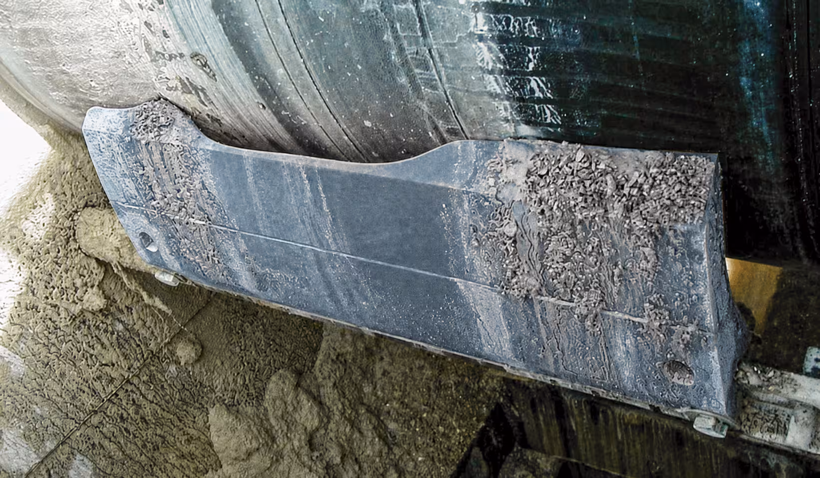 A frayed blade edge gives away wrong contact pressure, long before the carryback becomes visible. (AI-generated image)
