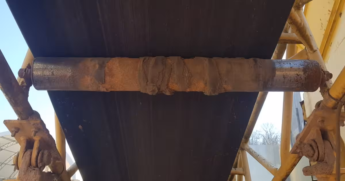 Crusted return idlers: the visible sign that the cleaning is slipping.
