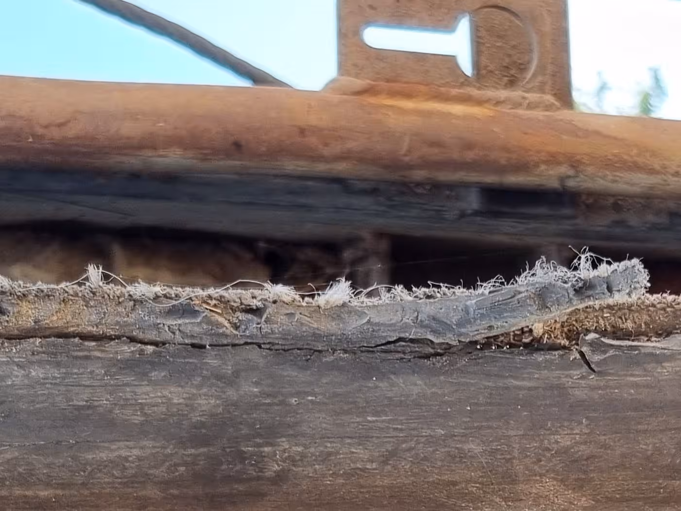 First the edge frays, then it turns sharp: the typical marks of mistracking left unnoticed too long.