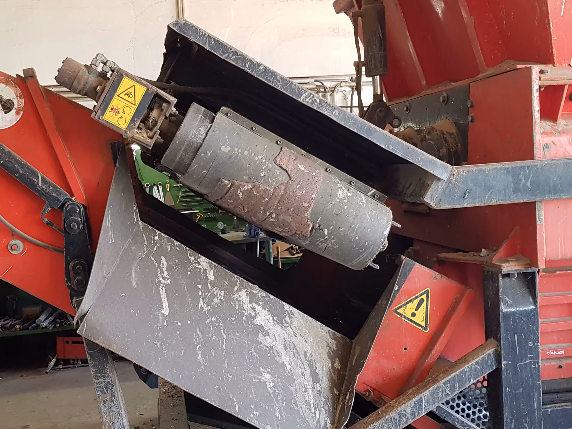 Whatever is separated out before the loading point can no longer rip the belt open.